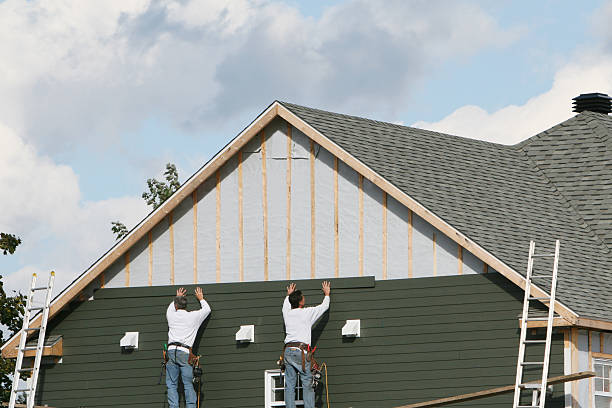 Professional Vinyl Siding technician working in Dalzell, SC